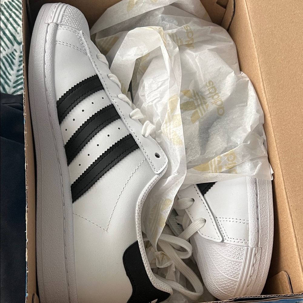 Adidas Women’s/Men's Classic White & Black Striped Men’s 6.5 Women’s 8